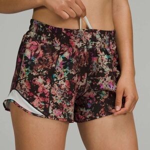 Lululemon Hotty Hot Low-Rise Lined Short 4" - Sz 6